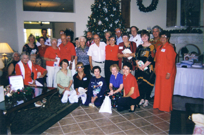 2000-holiday-lunch-group-picture