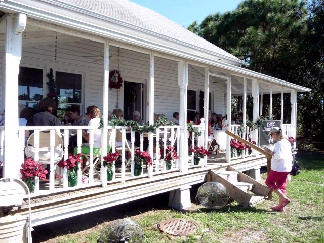 porch-of-the-cottage-decorated-for-the-holiday