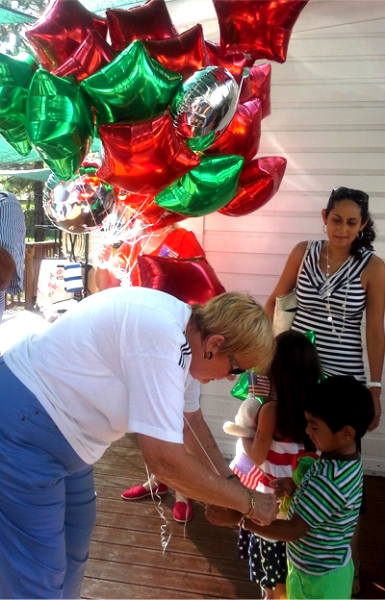 bev-macnellis-treasurer-gives-balloons-to-the-kids